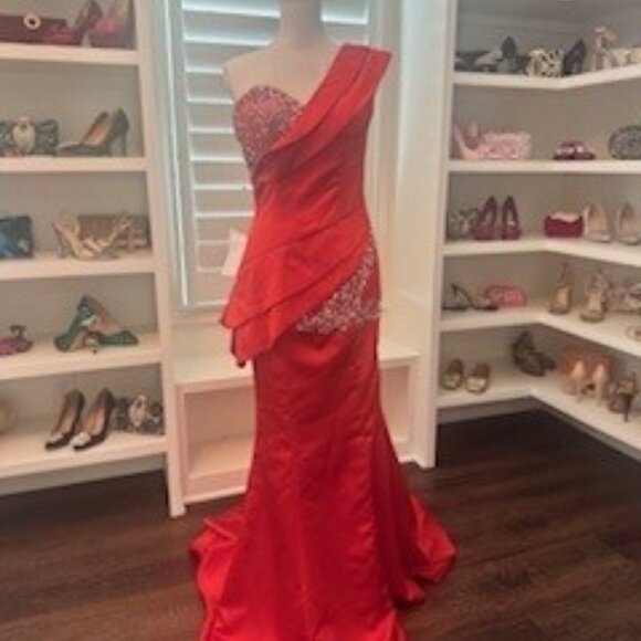 🔥 Elegant Red One-Shoulder Gown with Rhinestone Detailing & Train 🔥 - Picture 2 of 8